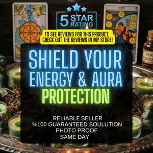 Puede incluir: Una bandeja plateada con velas de té verdes y hierbas secas, rodeada de cartas del tarot y una pequeña botella de vidrio. Los textos superpuestos incluyen 5 STAR RATING, SHIELD YOUR ENERGY & AURA PROTECTION, RELIABLE SELLER, %100 GUARANTEED SOULUTION, PHOTO PROOF y SAME DAY.