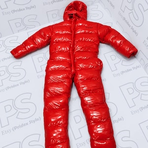 Puede incluir: Un mono acolchado de color rojo brillante y acabado de alto brillo, con cremallera frontal completa, mangas largas y capucha integrada. La prenda presenta un acabado reflectante y lleva impreso el texto Pridex Style en el pecho.