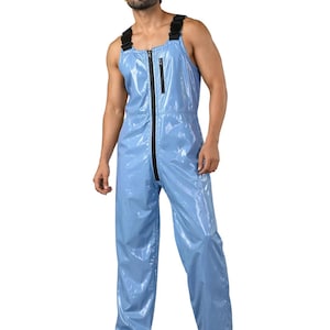 Könnte beinhalten: Hellblaue ärmellose Latzhose mit schwarzen Trägern und einem durchgehenden schwarzen Reißverschluss. Das glänzende, wasserdichte Material reflektiert das Licht. Die Latzhose hat eine lockere Passform und wird mit schwarzen Schuhen getragen.