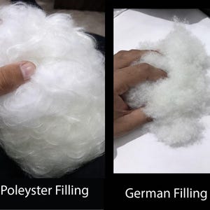 K&ouml;nnte beinhalten: Ein direkter Vergleich zweier Arten von wei&szlig;er F&uuml;llwatte. Die linke Seite ist mit Poleyster Filling beschriftet und zeigt eine dichte, lockige wei&szlig;e Faser. Die rechte Seite ist mit German Filling beschriftet und zeigt eine feinere, weichere Faser.