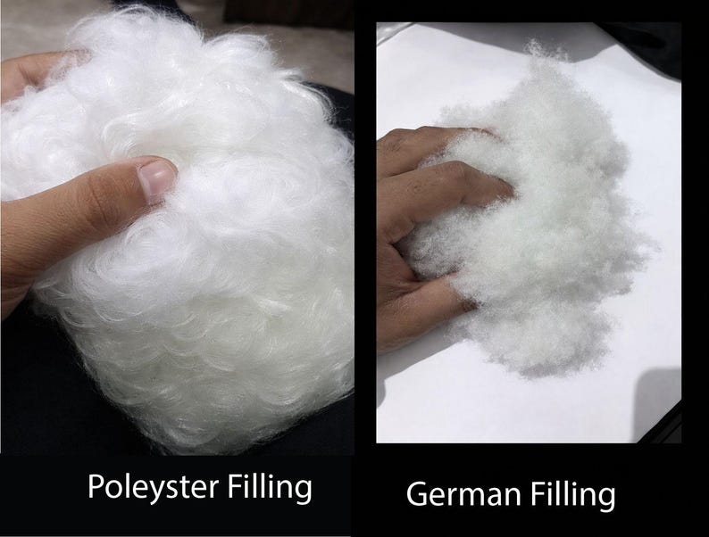 K&ouml;nnte beinhalten: Ein direkter Vergleich zweier Arten von wei&szlig;er F&uuml;llwatte. Die linke Seite ist mit Poleyster Filling beschriftet und zeigt eine dichte, lockige wei&szlig;e Faser. Die rechte Seite ist mit German Filling beschriftet und zeigt eine feinere, weichere Faser.