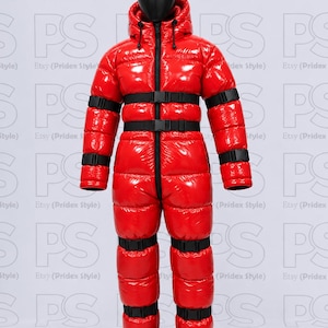 Könnte beinhalten: Ein leuchtend roter, hochglänzender Stepp-Overall mit durchgehendem Frontreißverschluss, Kapuze mit Kordelzug sowie mehreren schwarzen, verstellbaren Schnallenriemen an Brust, Taille, Armen und Beinen. Das Kleidungsstück ist wattiert.