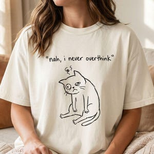 Gato divertido que piensa demasiado PNG, Nah, nunca pienso demasiado Cachorro Sublimación, Diseño de gato meme de ansiedad, Cita sarcástica Arte digital, Clip art de gato cansado