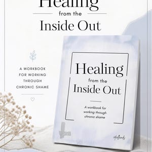Puede incluir: Un libro de ejercicios titulado Healing from the Inside Out: A workbook for working through chronic shame. La portada presenta un tono azul claro de acuarela, un borde rectangular negro y el texto Reflect. Understand. Heal. en la parte inferior.