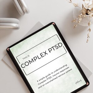 Puede incluir: Una tableta digital que muestra un documento titulado This is Complex PTSD. El texto dice A simple guide to understanding Complex PTSD, trauma responses and an overwhelmed nervous system. El fondo tiene un patrón texturizado verde claro.