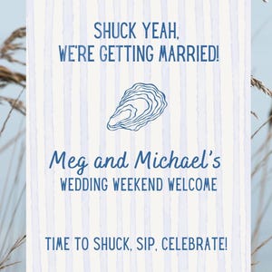 Może przedstawiać: Prostokątny znak z niebieskim tekstem na białym tle z niebieskimi pionowymi paskami. Na znaku widnieje napis "Shuck Yeah, We're Getting Married!" i "Meg and Michael's Wedding Weekend Welcome". Ilustracja ostrygi znajduje się na środku.