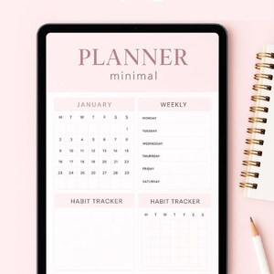 Può includere: Un planner digitale minimalista rosa e bianco su un tablet. Mostra un calendario di gennaio, un programma settimanale e dei tracker delle abitudini. Un taccuino a spirale e una matita sono accanto. Il testo recita 'PLANNER minimal'.