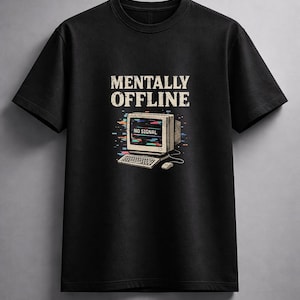 Könnte beinhalten: Schwarzes T-Shirt mit einem Retro-Computer-Motiv. Das Design zeigt einen Vintage-Computermonitor mit den Worten "NO SIGNAL" auf dem Bildschirm und dem Text "MENTALLY OFFLINE" darüber. Das T-Shirt hat einen Rundhalsausschnitt und kurze Ärmel.