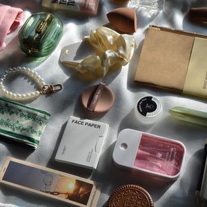 Op de afbeelding: Een rustiek houten bord met de tekst "Welcome to our home" in witte letters. Het bord heeft een verweerde afwerking en een eenvoudig, uitnodigend ontwerp, ideaal voor entree decoratie.