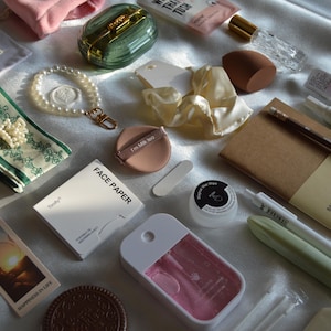 Kit de artículos esenciales de viaje para mujeres / Artículos esenciales para el equipaje de mano en el aeropuerto / Organizador de viaje compacto / Kit de emergencia para el bolso