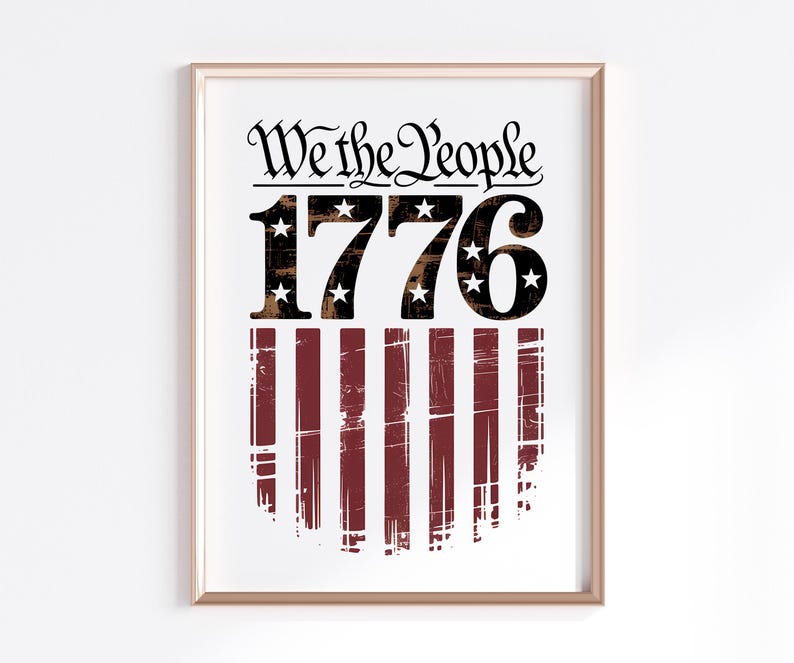 Op de afbeelding: Ingelijste print met de tekst "We the People" boven het jaar "1776" en een versleten Amerikaans vlagontwerp met rode en witte strepen. De print zit in een goudkleurige lijst.