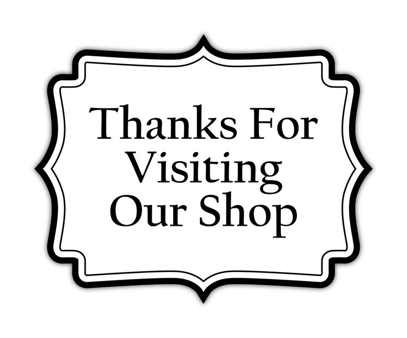 Op de afbeelding: Een wit, sierlijk gevormd bord met een zwarte rand. Het bord bevat de tekst "Thanks For Visiting Our Shop" in een klassiek schreeflettertype, perfect voor een winkelbericht.
