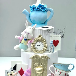 Essbares Tortenaufleger-Set „Alice im Wunderland“ – Handgefertigte Dekorationen für eine Zucker-Teeparty, Fondant-Vintage-Hasen, Uhr, Katze, Teekanne, Spielkarten