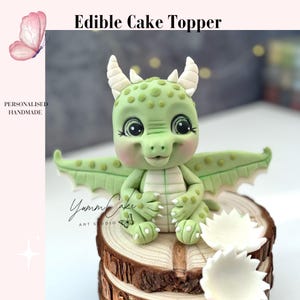 Baby-Drache als essbarer Tortenaufleger aus Fondant – Dino-Geburtstagsdekoration mit Zahl und Eierschalen – süße, personalisierte Erinnerung an die Party für Kinder