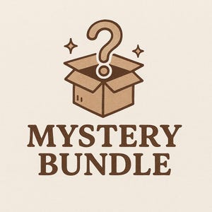 Puede incluir: Ilustración marrón de una caja abierta con un signo de interrogación encima y cuatro estrellas. Las palabras "MYSTERY BUNDLE" están escritas en marrón en negrita debajo. El fondo es de color beige claro.