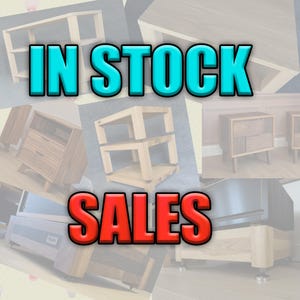 Puede incluir: Un collage de varios muebles de madera, incluyendo mesitas de noche, estanterías y soportes para equipos de audio, superpuesto con el texto IN STOCK en azul brillante y SALES en rojo negrita, mostrando varios acabados de veta de madera.