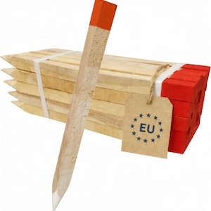Peut inclure: Un lot de piquets en bois à bouts pointus, liés par des bandes blanches. Un piquet est en avant-plan, avec une pointe blanche et un sommet peint en orange. Une étiquette avec le texte "EU" et des étoiles est attachée.