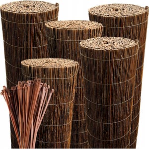 Op de afbeelding: Een verzameling opgerolde bruine rieten hekken, vastgezet met draad, en een bundel bruine kabelbinders. De rollen variëren in hoogte en diameter, waarbij de natuurlijke textuur en kleur van het riet te zien is. Ideaal voor tuindecoratie.
