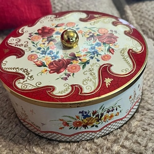 Vintage Daher Floral Biscuit Tin – Made in England – Decorative Cookie Tin with Gold Knob Lid