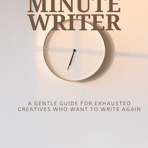 Peut inclure: Couverture de livre avec le titre "THE 10-MINUTE WRITER" en texte marron, au-dessus d'une horloge blanche avec un bord doré. Le texte "A GENTLE GUIDE FOR EXHAUSTED CREATIVES WHO WANT TO WRITE AGAIN" est en dessous. Nom de l'auteur en bas.