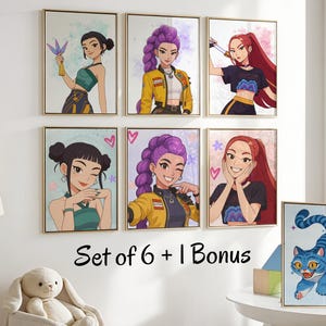 Peut inclure: Ensemble de sept impressions d'art encadrées. Six impressions présentent des illustrations de femmes de style anime avec différentes coiffures et tenues. La septième impression montre un chat bleu. Le texte "Set of 6 + 1 Bonus" est affiché.