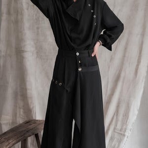 Camisa asimétrica vanguardista / Top minimalista estilo páramo / Camisa unisex con botones drapeados