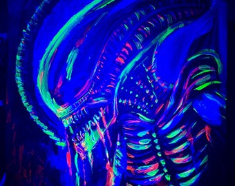 Neon Hive Queen – Pintura original reactiva a la luz negra (lienzo de 16x20 pulgadas, brillo fluorescente UV, arte mural de terror y ciencia ficción)