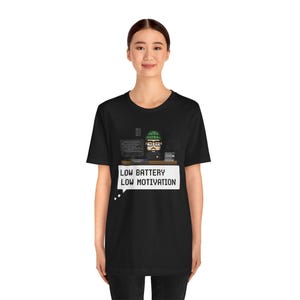 Lustiges Programmierer-Shirt: „Niedriger Akku – niedrige Motivation“. Geschenk für Softwareentwickler, Programmierer-T-Shirt, Motivations-T-Shirt für Entwickler, Übergrößen 4XL und 5XL