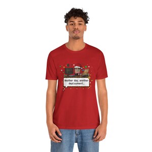 Lustiges Programmierer-Weihnachtsshirt, „Ein weiterer Tag, eine weitere Bereitstellung“, Entwickler-Weihnachtsgeschenk, Coding-T-Shirt, IT, Pixel-Art-Softwareentwickler-T-Shirt