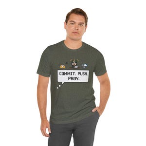 Lustiges Programmierer-Shirt: „Commit. Push. Pray.“ (Verpflichten. Durchhalten. Beten.) Geschenk für Softwareentwickler, Coding-T-Shirt, Entwickler-T-Shirt, Übergrößen 4XL und 5XL