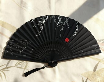 Donkere Japanse zijde-vouwwaaier met bloemdessin, elegante handgemaakte bamboe-handventilator voor bruiloften, decor, dans of cadeau voor haar