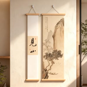 Peut inclure: Deux rouleaux muraux verticaux avec des chevilles en bois. L'un est blanc avec des caractères japonais noirs. L'autre présente une peinture de paysage d'une montagne, d'un arbre et d'un bateau dans des tons sourds. Les deux sont accrochés à un mur crème.