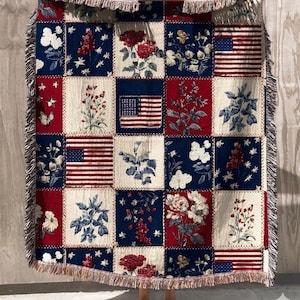 Manta tejida con la bandera estadounidense y diseño de patchwork vintage del 250 aniversario, acogedora manta patriótica de estilo rústico para hogares de estilo campestre y americano.