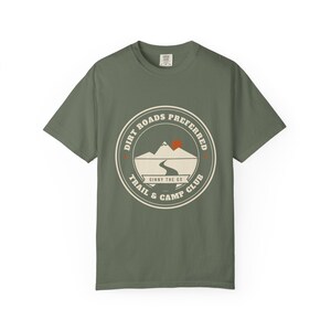 Camiseta Dirt Roads Preferred Camp Club, Camiseta Vintage Overlanding Badge, Camiseta 100% algodón Comfort Colors, Merchandising de Channel imagen 5