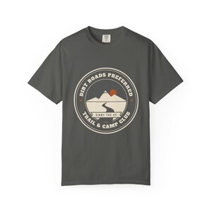 Camiseta Dirt Roads Preferred Camp Club, Camiseta Vintage Overlanding Badge, Camiseta 100% algodón Comfort Colors, Merchandising de Channel imagen 4