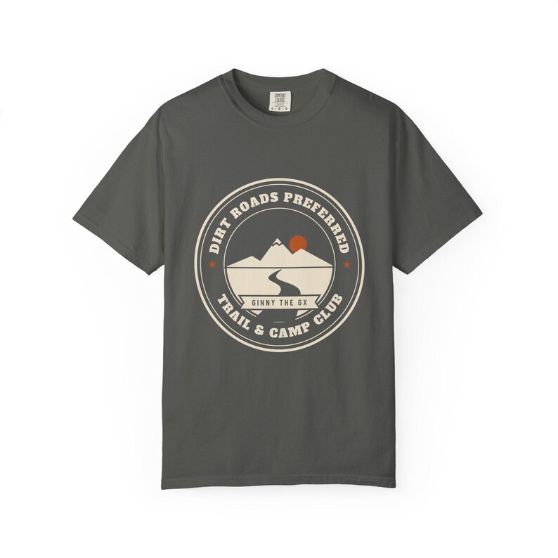 Camiseta Dirt Roads Preferred Camp Club, Camiseta Vintage Overlanding Badge, Camiseta 100% algodón Comfort Colors, Merchandising de Channel imagen 4