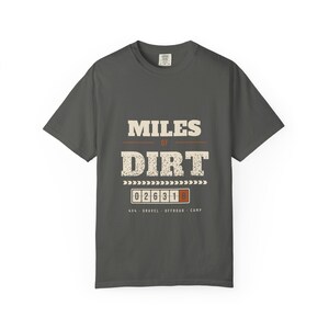 T-shirt « Miles of Dirt », motif compteur kilométrique rétro, idéal pour les voyages en tout-terrain et sur les chemins de terre, 100 % coton, couleurs confortables image 2