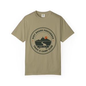 Camiseta Dirt Roads Preferred Camp Club, Camiseta Vintage Overlanding Badge, Camiseta 100% algodón Comfort Colors, Merchandising de Channel imagen 1