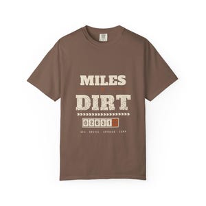 T-shirt « Miles of Dirt », motif compteur kilométrique rétro, idéal pour les voyages en tout-terrain et sur les chemins de terre, 100 % coton, couleurs confortables image 4