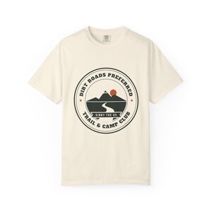 Camiseta Dirt Roads Preferred Camp Club, Camiseta Vintage Overlanding Badge, Camiseta 100% algodón Comfort Colors, Merchandising de Channel imagen 2