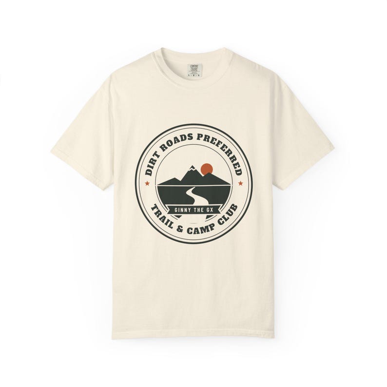 Camiseta Dirt Roads Preferred Camp Club, Camiseta Vintage Overlanding Badge, Camiseta 100% algodón Comfort Colors, Merchandising de Channel imagen 2