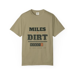 T-shirt « Miles of Dirt », motif compteur kilométrique rétro, idéal pour les voyages en tout-terrain et sur les chemins de terre, 100 % coton, couleurs confortables image 1