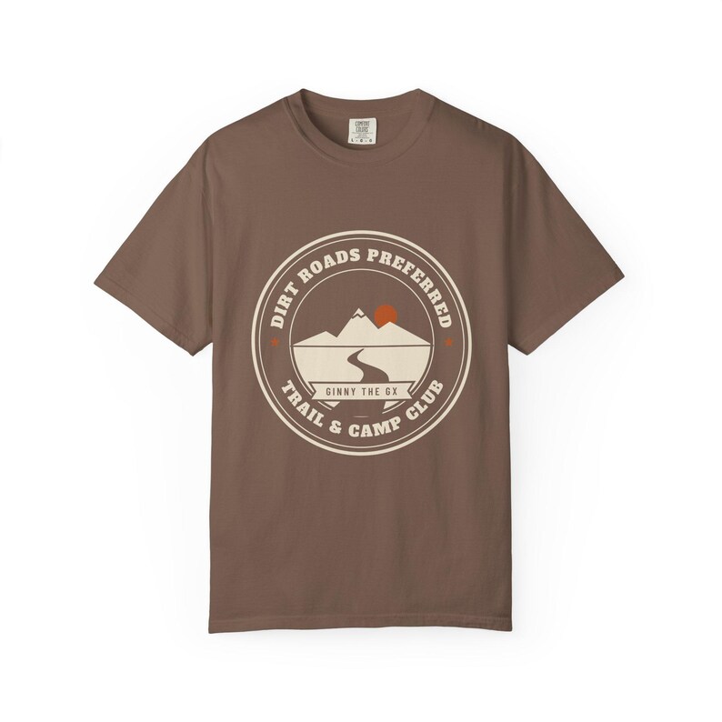 Camiseta Dirt Roads Preferred Camp Club, Camiseta Vintage Overlanding Badge, Camiseta 100% algodón Comfort Colors, Merchandising de Channel imagen 3
