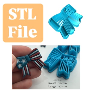 Op de afbeelding: Een blauwe, vlindervormige koekjessnijder en een vlindervormige decoratie in rood, wit en blauw. De tekst "STL File" staat in een perzikkleurig vierkant. Maten: Klein: 20 mm, Groot: 27 mm.