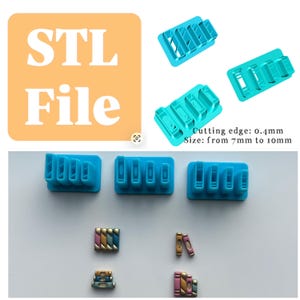 Puede incluir: Un conjunto de cortadores azules con forma de libro y pequeños dijes de libros. La imagen incluye el texto "STL File" y detalles sobre el filo de corte (0,4 mm) y el tamaño (7 mm a 10 mm).