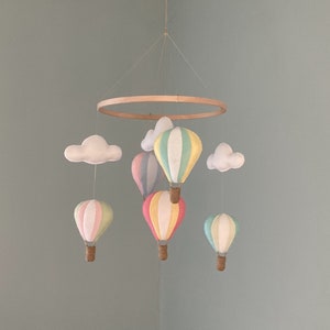 Móvil infantil con globo aerostático, nubes blancas, decoración colgante, regalo rosa y verde