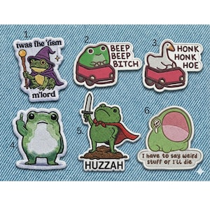 Könnte beinhalten: Eine Sammlung von sechs bestickten Aufnähern mit skurrilen Frosch- und Gänsemotiven. Die Aufnäher enthalten Texte wie "twas the 'fism", "BEEP BEEP BITCH", "HONK HONK HOE", "HUZZAH" und "I have to say weird stuff or I'll die".