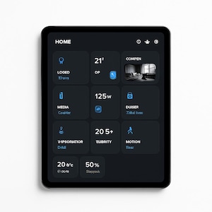以下が含まれることがあります： スマートホームコントロールインターフェースを表示する黒いタブレット。画面には、温度、電力使用量、モーション検出など、さまざまなデータポイントとアイコンが表示されます。インターフェースは、白いテキストで暗くなっています。