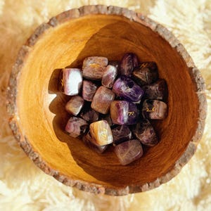 Amethyst handgeschnitzte Runensteine 25-teiliges Set für Wahrsagen und Zauberei | Schutz, Weisheit, Innere Führung, Kommunikation, Runen