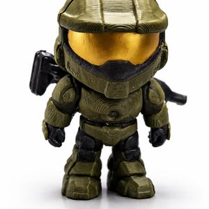 Puede incluir: Una taza de cerámica blanca con un asa negra y el texto "But First, Coffee" en negro, con una fuente de estilo manuscrito. La taza está sobre una superficie blanca.